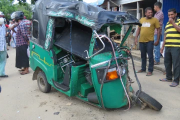 தனியார் பேருந்து வண்டியும் முச்சக்கரவண்டியும் நேருக்கு நேர் மோதி விபத்து: நால்வர் படுகாயம் (Photos)