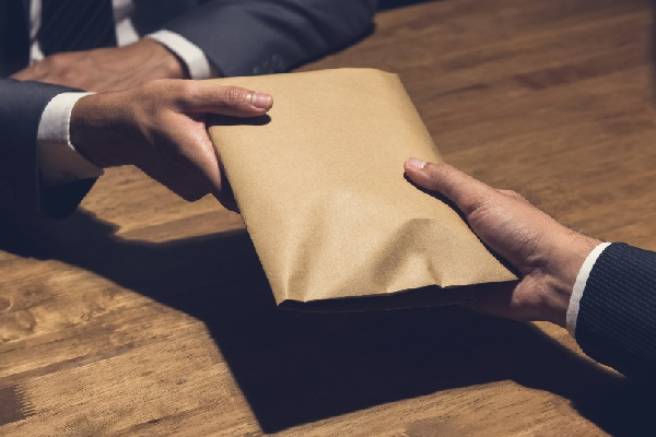 50,000 ரூபா இலஞ்சம் பெற்ற பொலிஸ் சார்ஜன்ட் ! | A Police Sergeant Who Received A Bribe