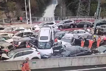 எக்ஸ்பிரஸ் சாலையில் 100-க்கும் மேற்பட்ட வாகனங்கள் ஒன்றுடன் ஒன்று மோதி விபத்து!