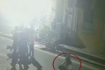 நடுரோட்டில் போதையில் ரகளை செய்த இளம்பெண் - வைரல் காட்சிகள்