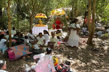 வவுனியா வெடுக்குநாறிமலையில் புத்தரின் சிலை வைக்கப்பட்டு வழிபாடு