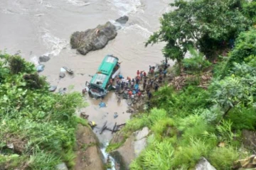 நேபாளத்தில் விபத்துக்குள்ளான பஸ் : 6 இந்திய யாத்ரீகர்கள் உயிரிழப்பு