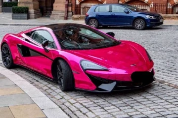 ஹொட்டல் ஒன்றில் இரண்டு ஆண்டுகளாக கைவிடப்பட்ட £150,000 சொகுசு கார்: விலகாத மர்மம்