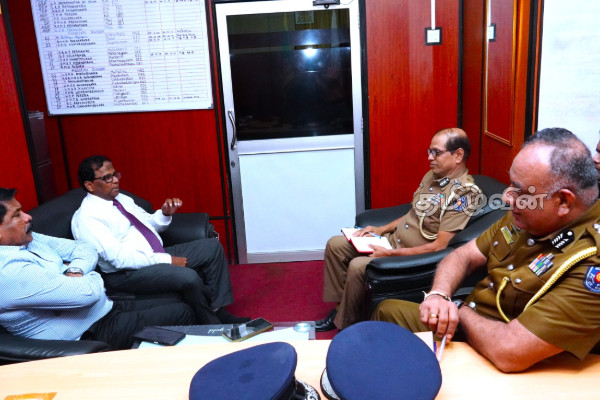 பேரிடரை பயன்படுத்தி இடம்பெறும் குற்றச்செயல்கள்.. விடுக்கப்பட்டுள்ள பணிப்புரை | Criminal Acts Disaster Kilinochchi Police பேரிடரை பயன்படுத்தி இடம்பெறும் குற்றச்செயல்கள்.. விடுக்கப்பட்டுள்ள பணிப்புரை | Criminal Acts Disaster Kilinochchi Police