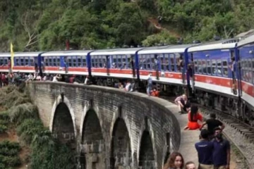 සුන්දර ඇල්ලට සුඛෝපභෝගී විශේෂ දුම්රිය ගමනක් - දුම්රිය නවත්වා ඡායාරූප ගැනීමටත් අවසර..(VIDEO)