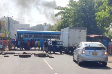 திருகோணமலையில்  தீவிரமடையும்  போராட்டம் ;  திருப்பி அனுப்பப்பட்ட அரச அலுவலர்கள்