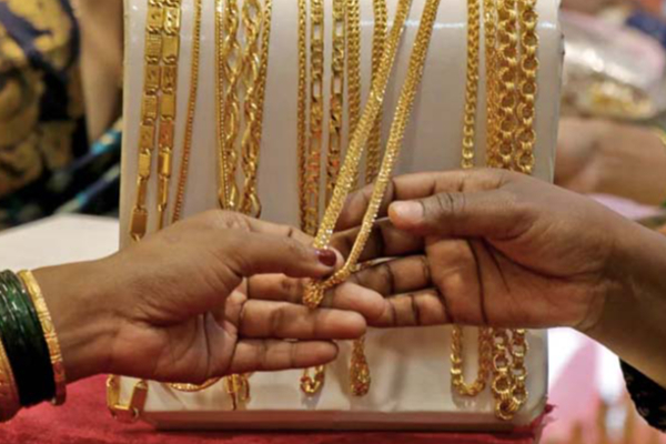 இன்றைய தங்கம் விலை! வாங்க சரியான நேரம் இதுதானா? திடீர் மாற்றத்தால் குழப்பத்தில் மக்கள் | Today Gold Rate August 8 2022 In Tamil