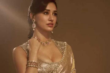 கோல்டன் சேலையில் மயக்கும் நடிகை திஷா பதானி!! ரீசெண்ட் புகைப்படங்கள்..