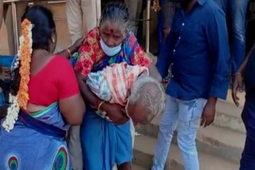 கால்கள் இல்லாத மனைவியை வாக்குச்சாவடிக்கு முதுகில் சுமந்து சென்று ஓட்டு போட வைத்த முதியவர்!