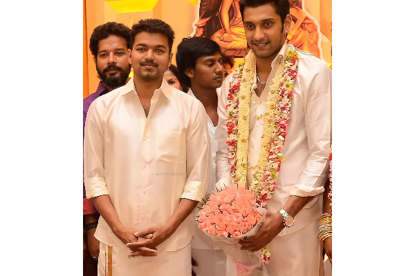 பிரபல நடிகரின் திருமணத்தில் தளபதி விஜய்.. யார் அந்த ஹீரோ தெரியுமா | Vijay In Popular Actors Marriage