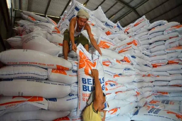 சதொசவில் தேங்காய் வாங்க வந்த மக்களுக்கு கிடைத்த ஏமாற்றம் | Customers Looking For Rice And Coconut At Sathosa சதொசவில் தேங்காய் வாங்க வந்த மக்களுக்கு கிடைத்த ஏமாற்றம் | Customers Looking For Rice And Coconut At Sathosa