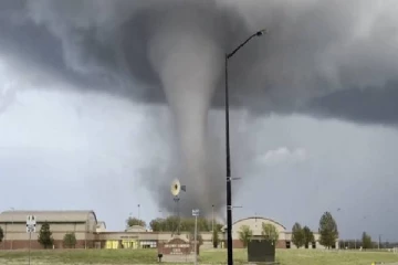 அமெரிக்காவில் மிகப்பெரிய சூறாவளிக்காற்று!! வெளியான காணொளி!!