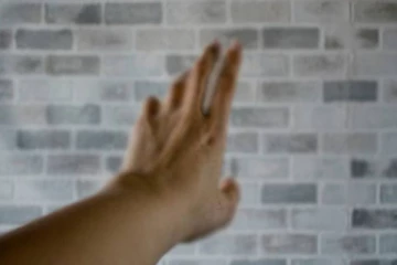 தகராறில் அயல் வீட்டு நபரின் விரலை கடித்து துண்டாக்கிய நபர்