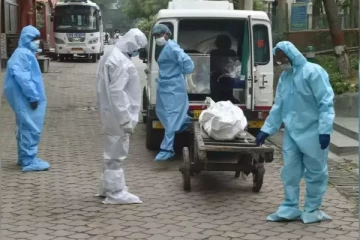 இந்தியாவில் பிணத்தை புதைக்க  நீண்ட வரிசையில் காத்திருக்கும் உறவினர்கள்!