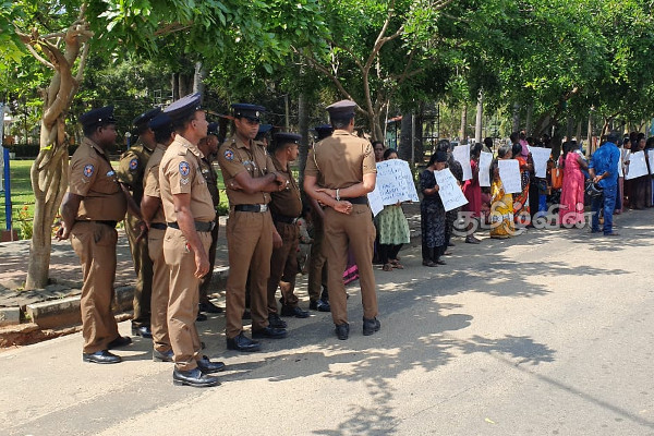 யாழில் இந்திய துணை தூதரகத்திற்குள் நுழைய முற்பட்ட மக்கள்! பொலிஸார் குவிப்பு | A Massive Demonstration By Fishermen In Jaffna