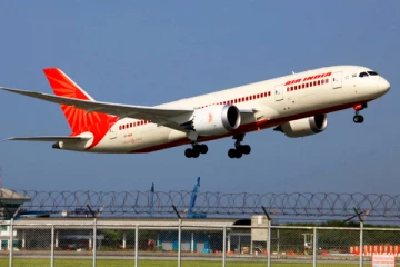 விமானத்தில் பெண் பயணி மீது சிறுநீர் கழித்த நபர்: பறக்க தடை விதித்த ஏர் இந்தியா