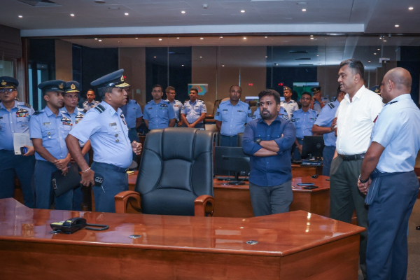 நாட்டின் நிலையை விமானப் படைத் தளத்திற்கு நேரில் சென்று பார்வையிட்ட அநுர | President Anura Visit To Air Force Headquarters