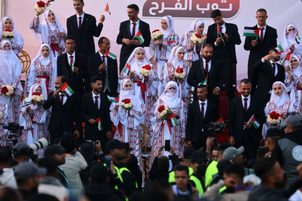 காசாவில் இடிந்த கட்டிடங்களுக்கு நடுவில் 54 ஜோடிகளுக்கு திருமணம்; இணையங்களில் வைரல்! | 54 Couples Wedding Gaza Amidst Collapsed Buildings காசாவில் இடிந்த கட்டிடங்களுக்கு நடுவில் 54 ஜோடிகளுக்கு திருமணம்; இணையங்களில் வைரல்! | 54 Couples Wedding Gaza Amidst Collapsed Buildings