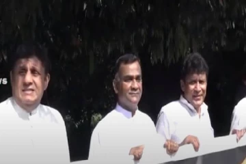 நாடாளுமன்றத்திற்கு முன்பாக அரசாங்கத்துக்கு எதிராக ஆர்ப்பாட்டம்! (Video)