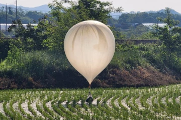 பறந்து வந்த குப்பை பலூனால் விமான நிலையத்தை மூடிய தென் கொரியா