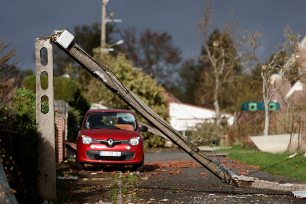 பிரான்ஸில் பெரும் அழிவை ஏற்படுத்திய சூறாவளி | Tornado Strikes North Of Paris In France