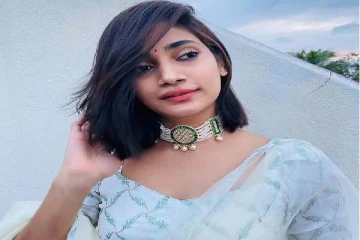 நீல நிற ஆடையில் வெண்ணிலா போன்று காட்சியளித்த லொஸ்லியா