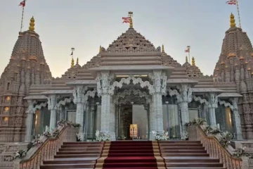 ஐக்கிய அரபில் முதல் இந்து கோவில் ; ஒரே நாளில் 65,000 பேர் தரிசனம்