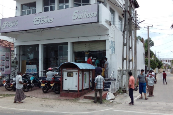 சீனியின் விலை 120! ஊரடங்குச் சட்டத்தை மறந்து லங்கா ச.தொ.சவில் குவியும் மக்கள் | Crowds Of People Forgetting The Curfew