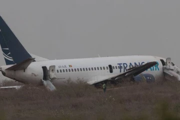 ஓடு பாதையில் திடீரென தீப்பிடித்த விமானம்; அச்சத்தில் உறைந்த பயணிகள்!