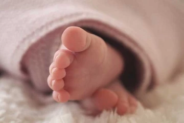 ஹோட்டல் நீச்சல் குளத்திலிருந்து மீட்கப்பட்ட குழந்தையின் சடலம்