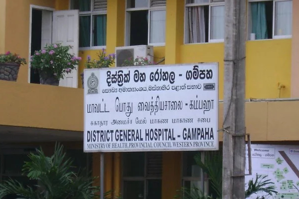 பாடசாலை மாணவர் மீது தலைக்கவசத்தால் சரமாரி தாக்குதல்! | School Students Attack In Gampaha