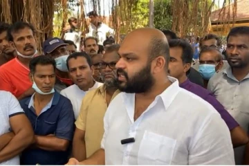 எரிவாயு பெறுவதற்காக வீதியில் மக்கள்- அமைச்சுப் பதவிக்காக ரணிலின் வாசத்தலம் முன்பாக பாய்போட்டு படுத்திருக்கும் எம்.பிக்கள்!