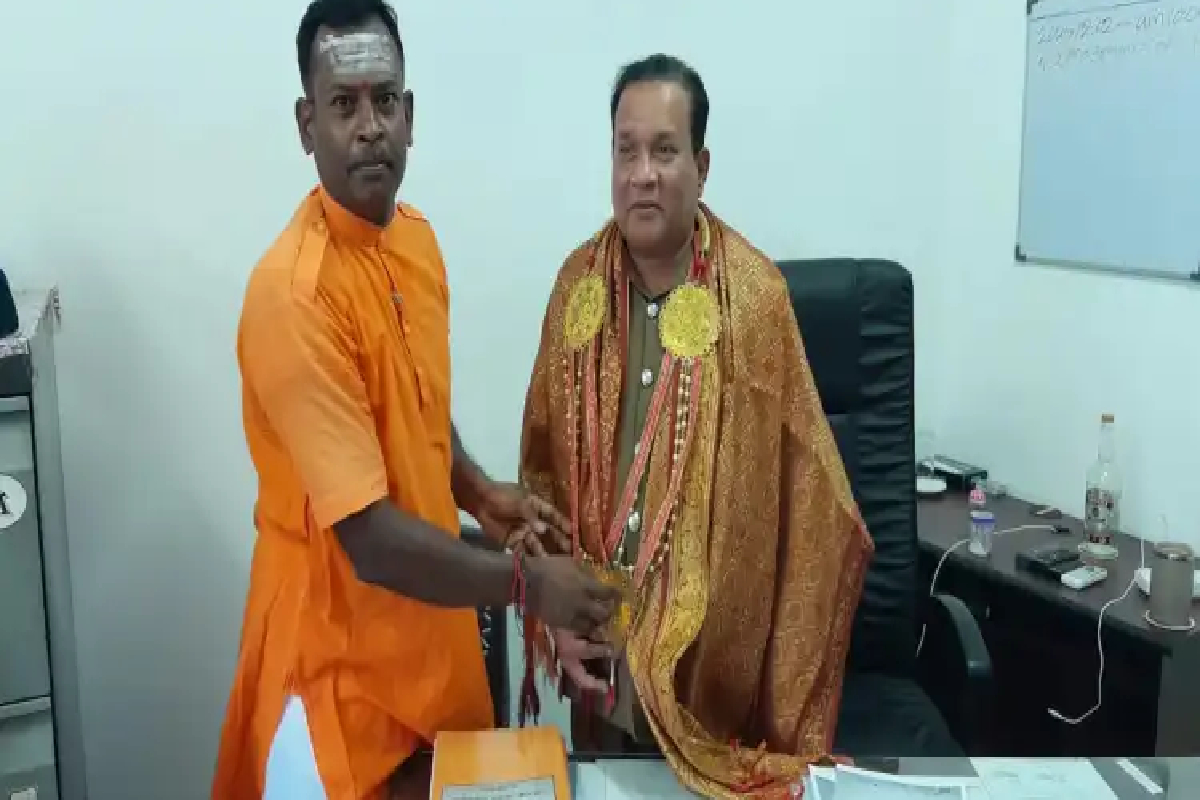 யாழில் பாடசாலை மாணவர் புத்தக சர்ச்சை ; பொலிஸ் பொறுப்பதிகாரிக்கு சிவசேனை பாராட்டு | Bibles Distributed To School Students In Jaffna