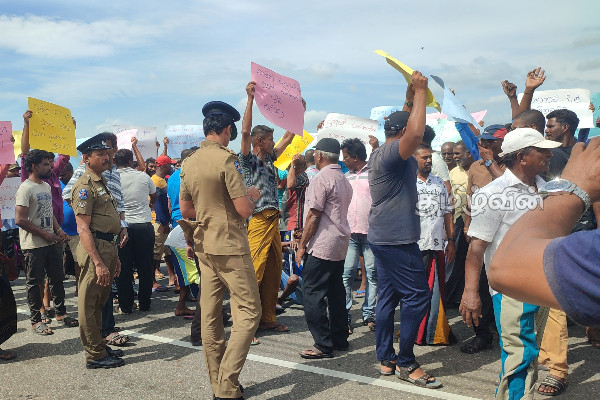 திருகோணமலையில் கடற்றொழிலாளர்கள் வீதியை மறித்து போராட்டம் (Photos) | Trincomalee Fishermen Continue Protests