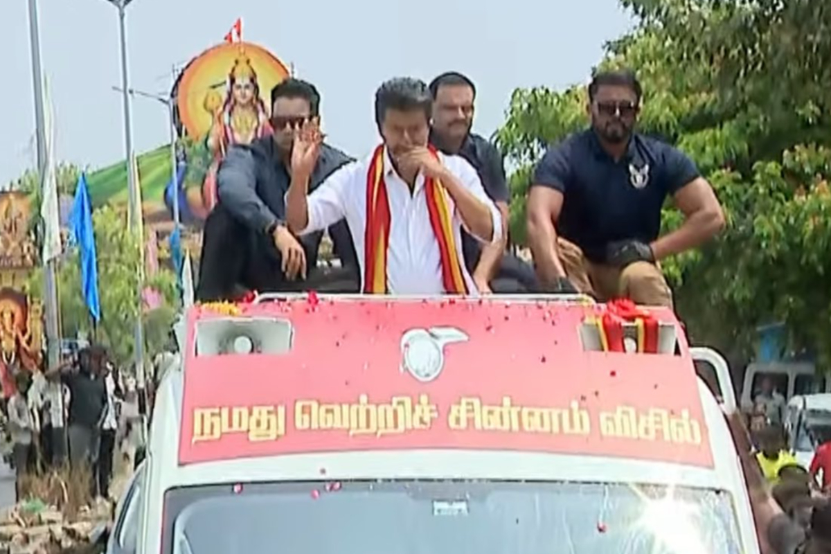 TVK விஜய் பிரச்சார வாகனத்தில் தாவிய சிறுவன்!! பரபரப்பான புதுச்சேரி.. | Tvk Leader Vijay Campaigned In Puducherry TVK விஜய் பிரச்சார வாகனத்தில் தாவிய சிறுவன்!! பரபரப்பான புதுச்சேரி.. | Tvk Leader Vijay Campaigned In Puducherry
