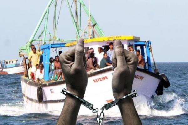 தெற்கு கடற்கரையில் போதைப்பொருளுடன் சிக்கிய பல நாள் மீன்பிடி படகு | Sri Lanka Navy Seizes Fishing Boat With Drugs