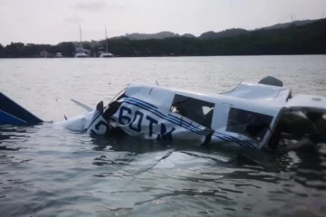 விமானம் ஒன்று தண்ணீருக்குள் விழுந்ததில் 7 பேர் உயிரிழப்பு