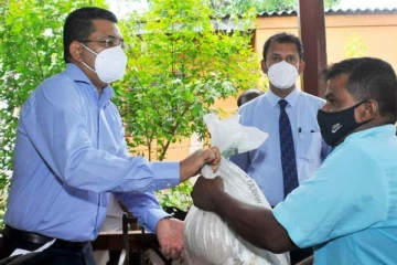 நீதி அமைச்சர் அலி சப்ரியினால் உலர் உணவுப்பொருட்கள் வழங்கி வைப்பு