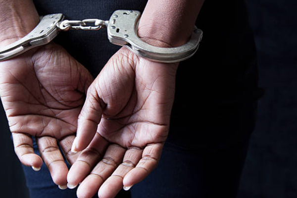 சட்டவிரோத மதுபானம் தயாரிப்பில் ஈடுபட்ட பெண் ஒருவர் கைது | Woman Arrested With Illegal Liquor