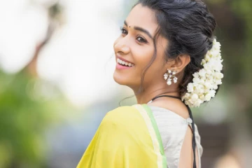 பிரியா பவானி ஷங்கர் சேலையில் அழகிய போட்டோஷூட்