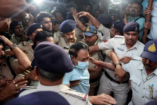 பல சிறுபிள்ளைகளின் உயிரை பலிவாங்கிய இருமல் மருந்து: தமிழக அரசின் முடிவு | Tn Govt Shutdown Pharma Behind Cough Syrup Death