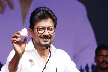 எய்ம்ஸ் செங்கலைத் தொடர்ந்து 'நீட் முட்டையை' காண்பித்த உதயநிதி ஸ்டாலின்