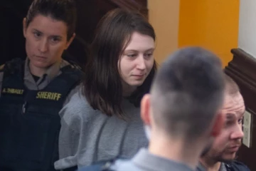 ஆறு வயது சிறுவனை கத்தியால் குத்திய கனேடிய இளம்பெண்: தாய் கூறும் அதிர்ச்சித் தகவல்