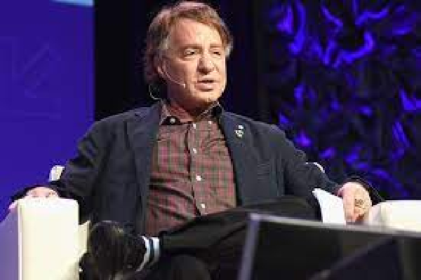 ஏ.ஐ மூலம் இறந்த தந்தையை மீண்டும் உயிர்த்தெழ வைக்கும் அமெரிக்க ஆய்வாளரின் முயற்சி! | Dead Father Back To Life Through A Computer Avatar