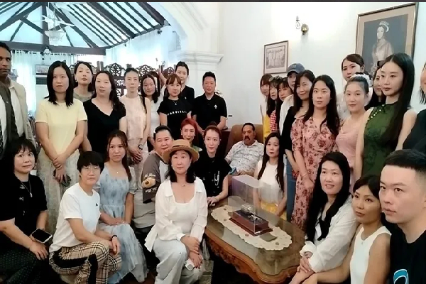 மகிந்தவை தேடிச் சென்று சந்தித்த சீன வர்த்தகர்கள் குழு | Chinese Traders Visit Mahinda In Tangalle