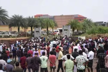 கண்ணை மூடி பிரார்த்தனையில் இருந்த போது திடீரென குண்டுவெடிப்பு: பெண் ஒருவர் வேதனை