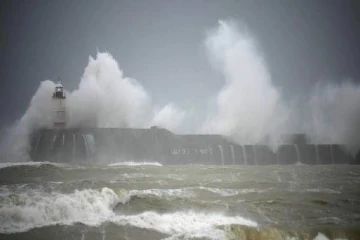 இங்கிலாந்தை புரட்டிப்போட்ட யூனிஸ் புயல்! இருளில் மூழ்கிய 400,000 மக்கள் (PHOTOS)
