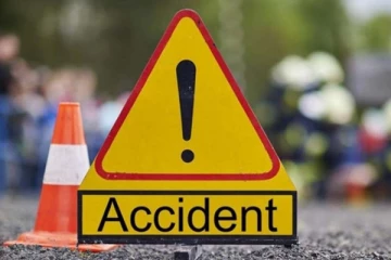 දක්ෂිණ අධිවේගී මාර්ගයේ සිදු වූ රිය අනතුරකින් පුද්ගලයෙක් ජිවිතක්ෂයට - විදෙස් කතක් තුවාල ලබයි..