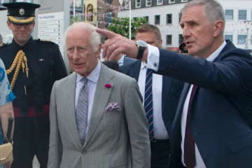 கூரையில் அமர்ந்திருந்த சந்தேக நபர்: பாதுகாப்பான இடத்துக்குக் கொண்டு செல்லப்பட்ட மன்னர்