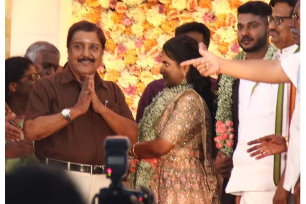 கே.எஸ்.அழகிரி மகள் திருமண வரவேற்பு - சால்வையை வெடுக்கெனெ வாங்கிய சிவக்குமார்! | Ks Alagiri Daughters Wedding Reception Sivakumar